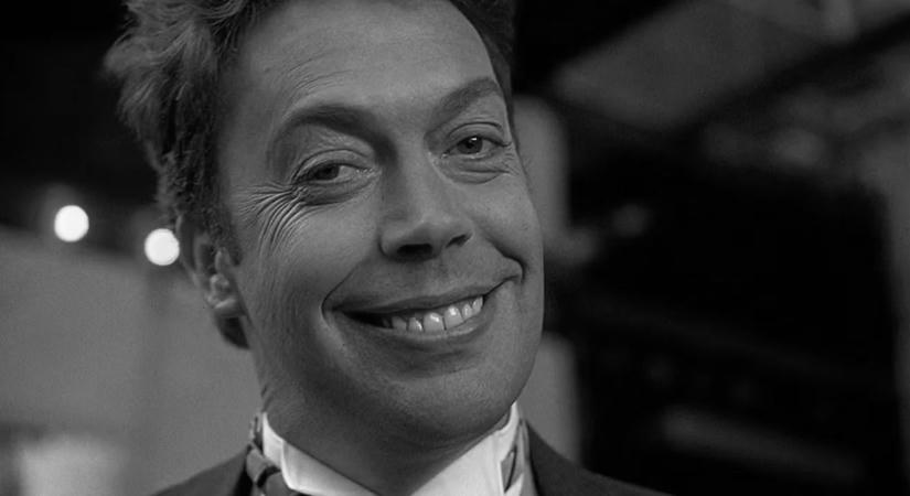 Meghalt Tim Curry