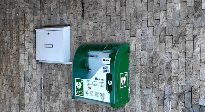 Júliusban további 82 automata defibrillátort helyeztek el közterületen