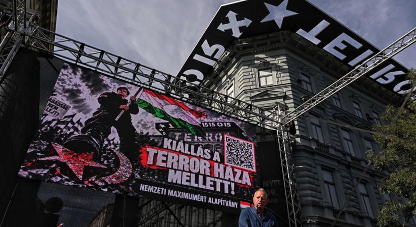 Képeken a Terror Háza ideiglenes bezárása elleni tüntetés