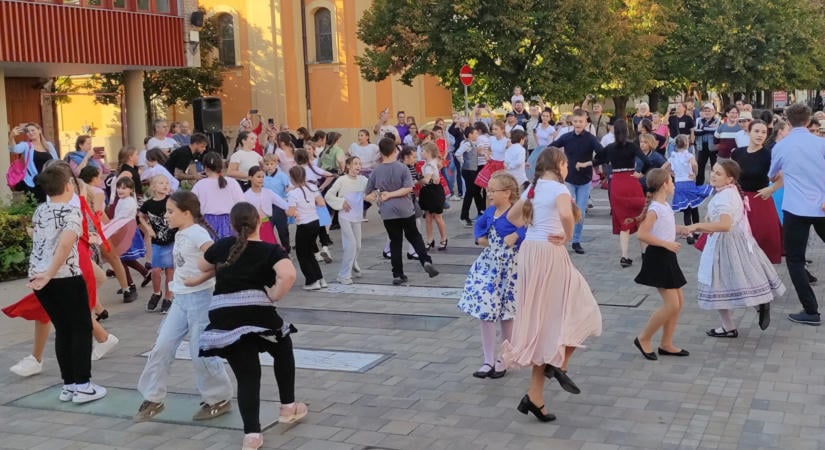 Flashmob színesítette a népmese vásárhelyi napját – videóval