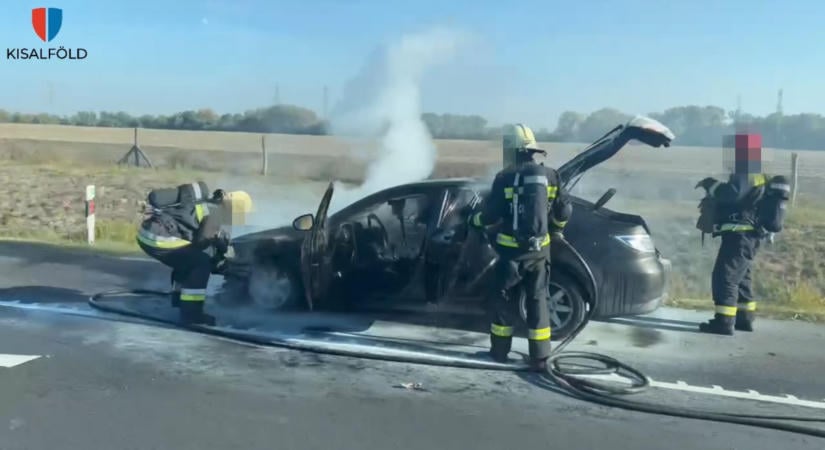 Kigyulladt egy autó az M1-esen, Mosonszentmiklósnál - videó