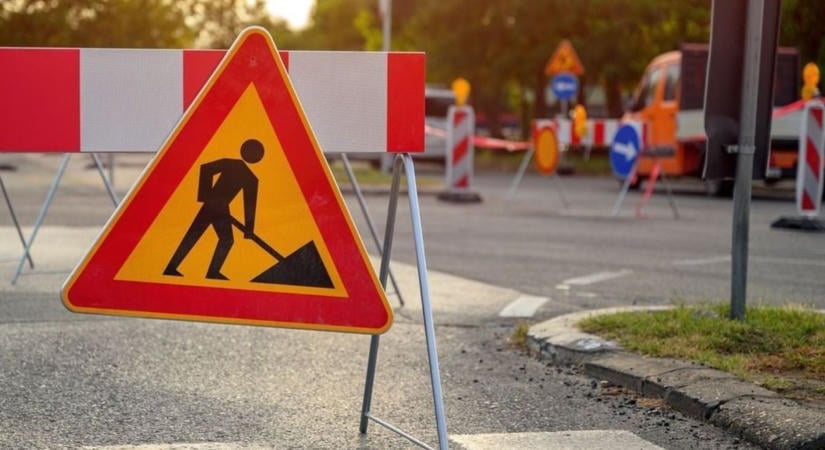 Utakat zárnak le és a parkolót is ki kell üríteni a baranyai városban
