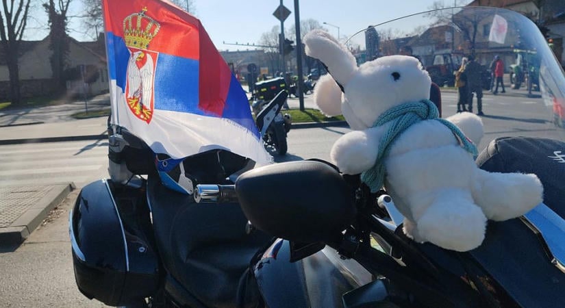 Mintegy 160 egyetemistákat támogató motoros vonult át Bácskán