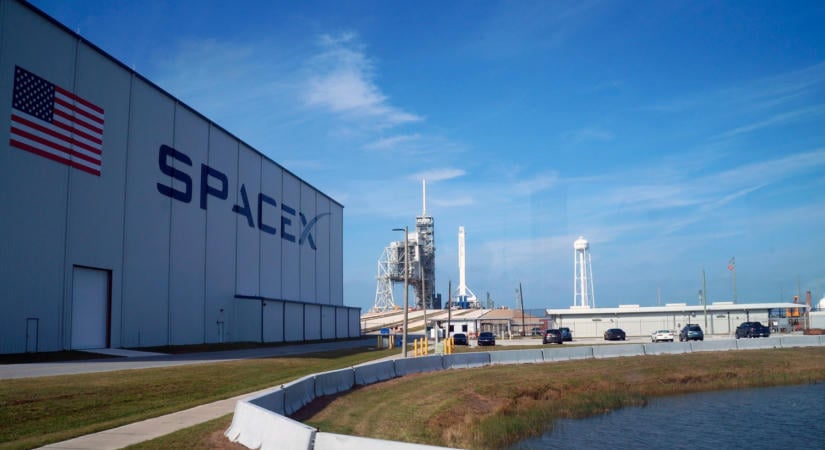 Elosztogatja vagyona egy részét Elon MUsk: minden amerikai gyerek kap egy SpaceX-részvényt jövőre
