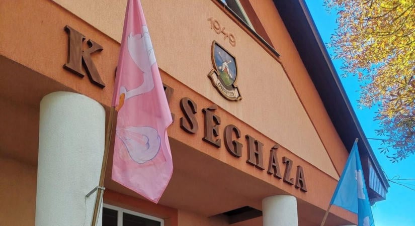 Rózsaszín és kék zászló került a községházára, szívmelengető oka van
