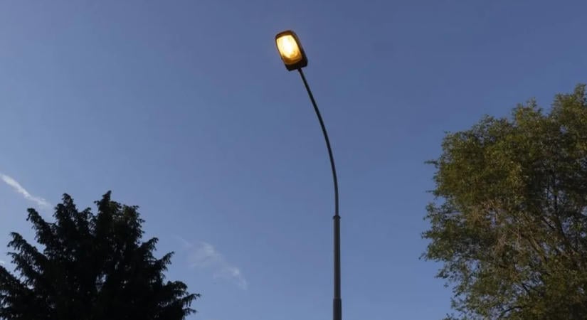Távirányítóval kapcsolgatta az utcai lámpát egy hobbibarkács, mert nem tudott aludni a fényétől