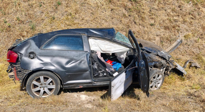 Feszítővágóval mentették ki a sérültet a brutális baleset után Debrecennél – fotók a helyszínről
