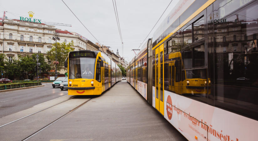 Elfogták a 4-es villamoson szurkáló férfit
