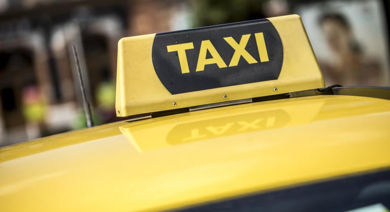 Válogatott módszerekkel húzta le a külföldi utasait egy budapesti taxis, és még engedélye sem volt