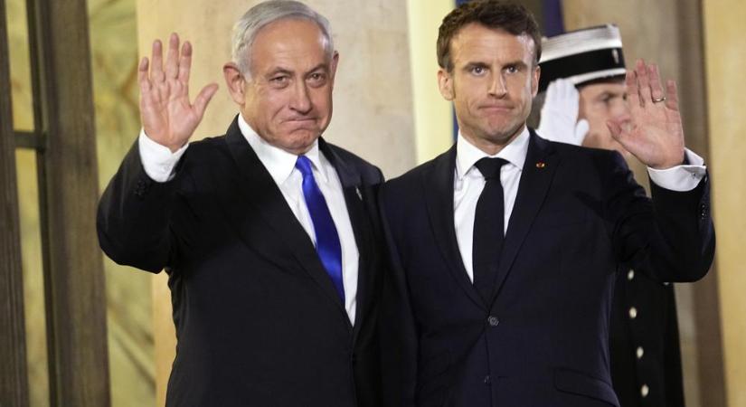 Macron Netanjahunak: ha a bíróság hatalmát korlátozzák, Izraelt nem tekintik többé „rendes demokráciának”