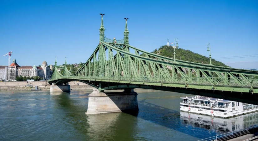 Le akarták törni a Szabadság híd tetejéről a Szent Koronát, feljelentés lett a vége