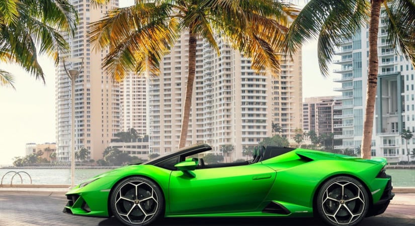 Utcai verseny: a rendőrök orra előtt dobta el a Lamborghinit