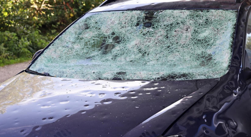 10 centis, tenyérnyi jégdarabok estek az égből, hatalmas volt a pusztítás: a kocsik szélvédője is rommá tört - videó és fotók