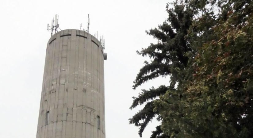 Új külsőt is kap az abonyi víztorony, komoly munkálatok zajlanak
