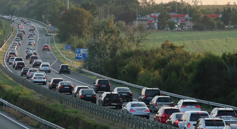 Tömegbaleset az M1-esen: több kilométeres a torlódás - Nehogy erre induljon el!