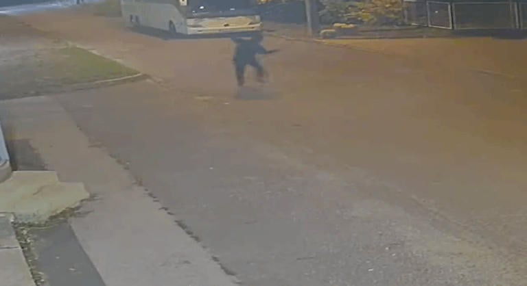 Mosolyogva nézték végig a fegyőrök a szerencsétlenkedést, amit a Kozma utcai börtönnél csinált egy bénázó férfi