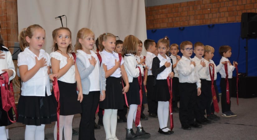 Negyvenkilenc kisdiák tett fogadalmat a pécsi Kisrefiben