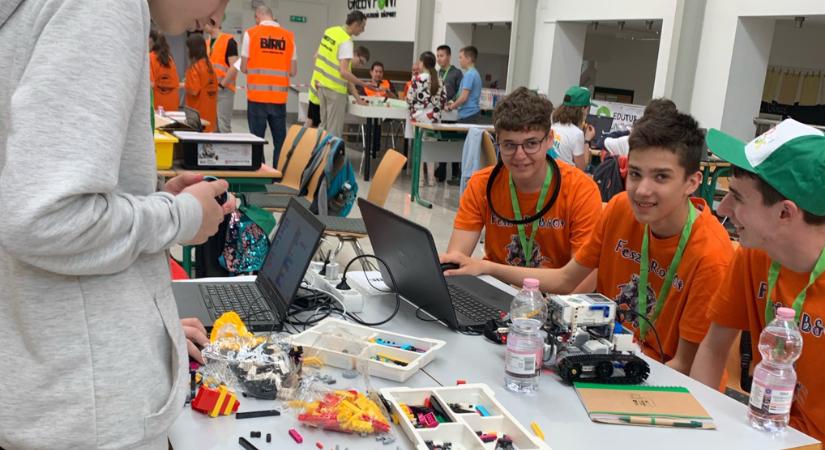 LEGO robotok árasztották el a tatabányai egyetemet
