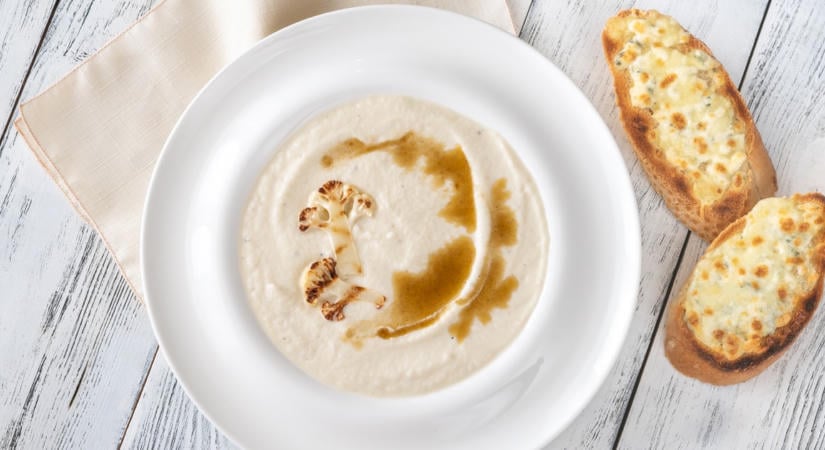Krémes, növényi alapú „sajtos” karfiolleves: a tökéletes melengető fogás