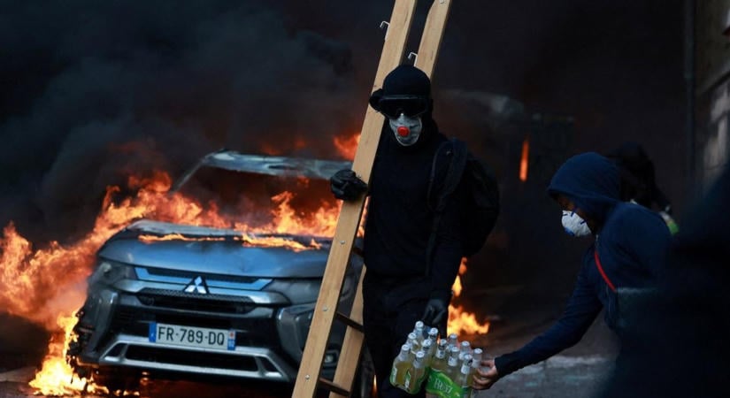 „Soha nem szabad összekevernünk a jogos követeléseket támasztó tüntetőket azokkal, akik romboltak, rongáltak és fosztogattak”: megszólalt Macron a francia vandalizmusról