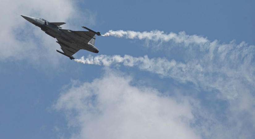 Kiszivárogtak a szolnoki gépkatasztrófa részletei és videói: a hidraulika mondta fel a szolgálatot, mielőtt a kifutónál a földbe csapódott a lezuhant Gripen vadászgép