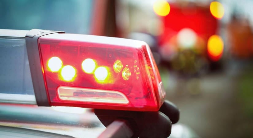 Baleset a 3-ason: egy embert feszítővágó segítségével emeltek ki a kocsiból