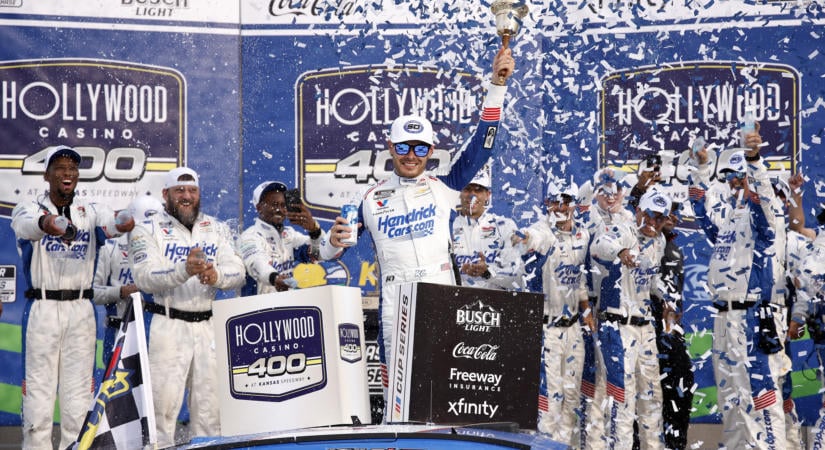 A mezőnyt rommá verve, maximális pontszámmal nyerte meg a NASCAR Cup kansasi futamát Kyle Larson