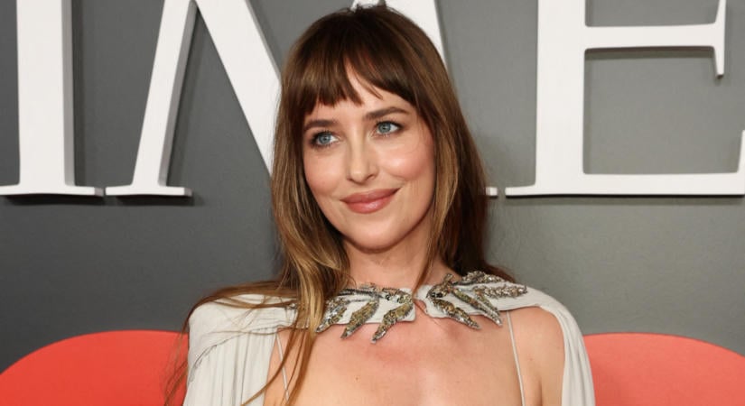 Dakota Johnson merész szettben jelent meg a díjátadón
