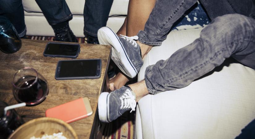 Még mindig cipőben mész be a nappalidba? Ezért nem kellene
