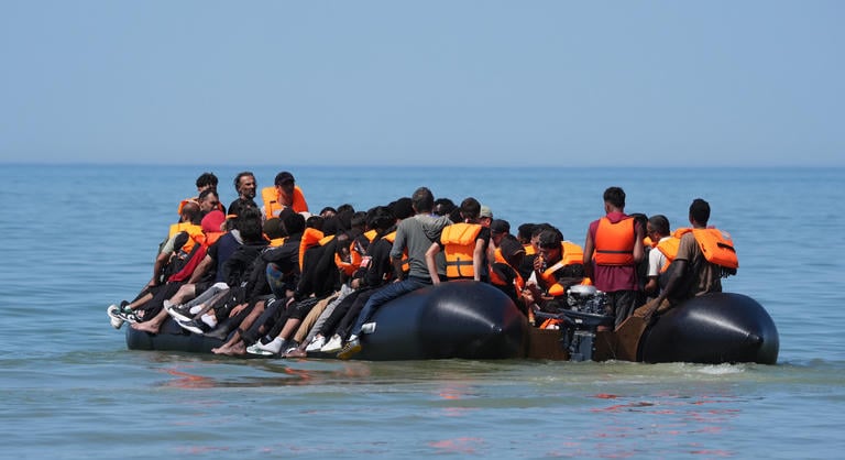Megrázó felvételen, ahogy migránsok támadnak francia rendőrökre a La Manche-csatornánál
