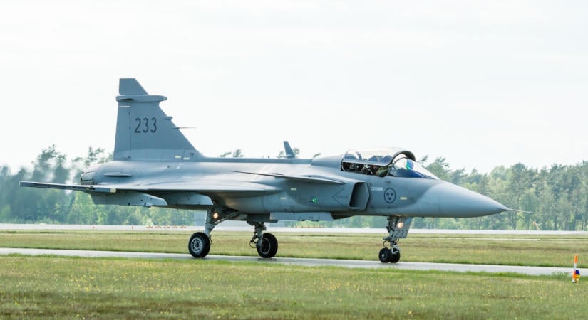 Kedd délelőtt műtik a lezuhant Gripen pilótáját, kiderült, mi vár rá