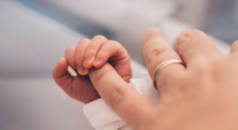 „Háromszor majdnem elveszítettem” – 750 grammal született meg Fanni kisfia