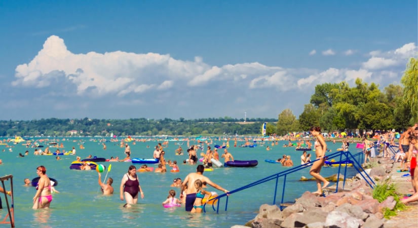 Hatalmas pofont kapott a Balaton-parti város: nagyot zuhant a vendégszám, sokmilliós a veszteség
