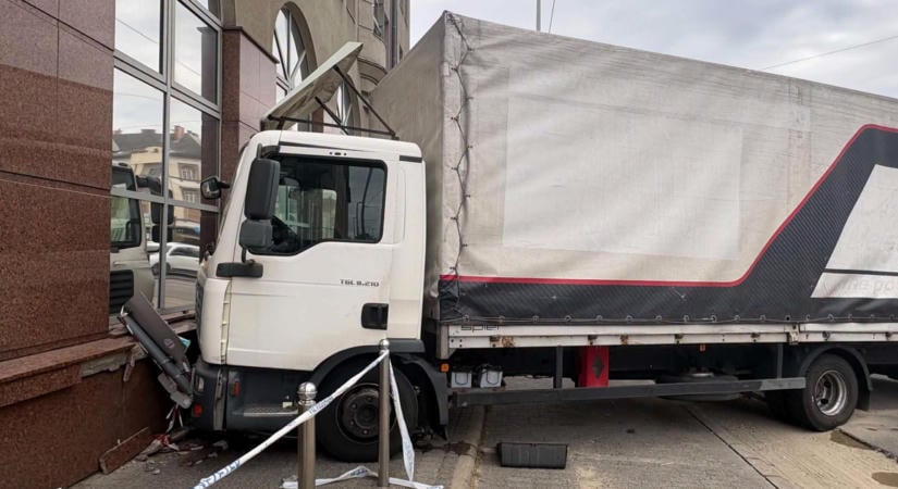 Villamossal ütközött, majd a kormányablak épületébe csapódott egy kisteherautó Újpesten