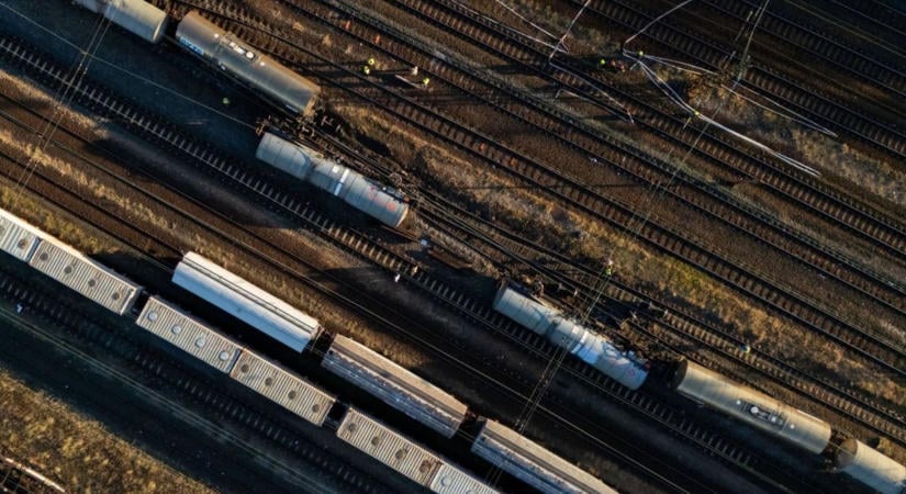 Rendkívül súlyos vonatbaleset történt, a MÁV vezérigazgatója figyelmeztetést adott ki: káosz a közlekedésben, 40 pótlóbusz indult útnak – veszélyes anyagot szállító szerelvény siklott ki