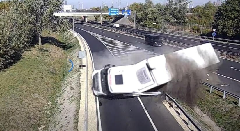 Brutális baleset: felborult a kamion az autópályán, mindent rögzített a kamera (videó)