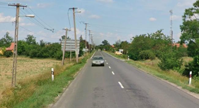 Villanyoszlopnak hajtott egy autó Zsáka közelében