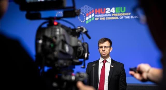 Megválasztották a Fidesz új frakcióvezetőjét, ő Gulyás Gergely utódja