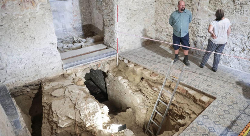Titkos kriptára bukkantak a keszthelyi kápolna padlója alatt – mutatjuk a részletek (galéria)