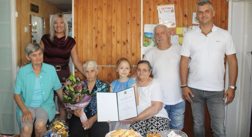Isten éltesse sokáig! 90. születésnapján köszöntötték Irénke nénit Hajdúsámsonban