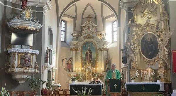 Feldebrőn gyalázta a tiszásokat a pap, Magyar Péter elhatárolódást várt Osztie Zoltán szavai miatt, a főegyházmegye tarthatatlannak nevezte a plébános kijelentéseit