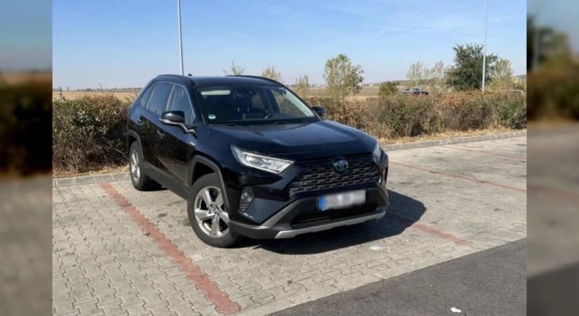 Hamisított alvázszámú, körözött luxusterepjárót foglaltak le a makói rendőrök az M43-as autópályán
