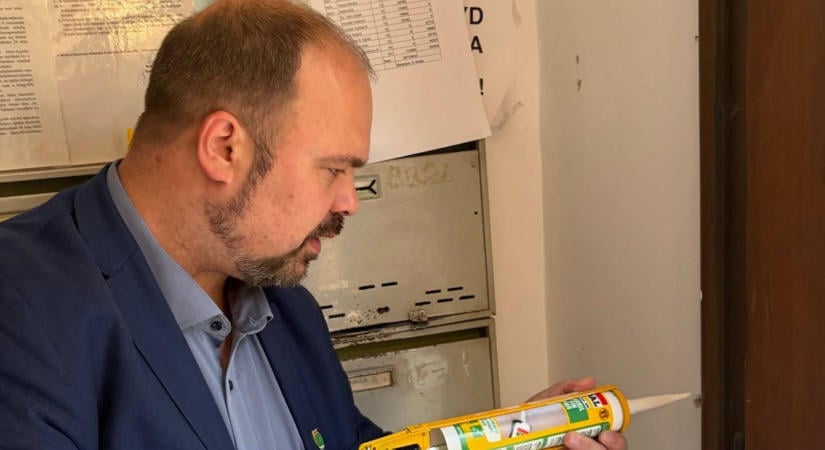 Szöggel barmolta szét a frissen festett lépcsőházat a zuglói botránypolitikus, a polgármester javította ki helyette