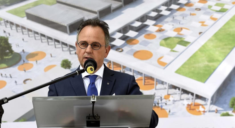 Legalább 150 millió forint kenőpénz elfogadásával gyanúsították meg Bús Balázst
