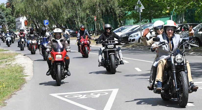 Motoros felvonulás lassítja a forgalmat Debrecenben