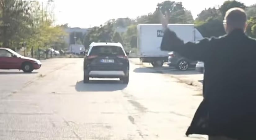 „Dikk, ez meg elhajt… Te meg hova?” – Heti Hetes-es feldolgozása lett Hankó autós vesszőfutásának