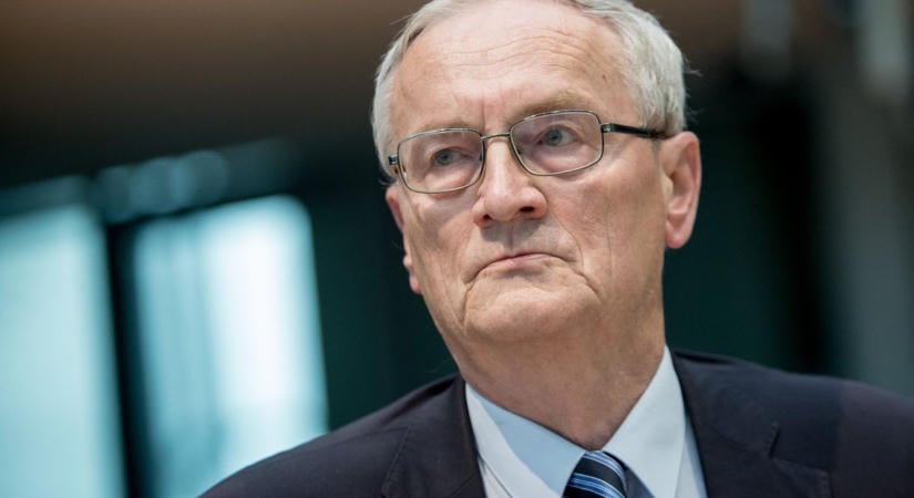 Hazaárulás és kémkedés gyanújával letartóztatták a volt német kémfőnököt