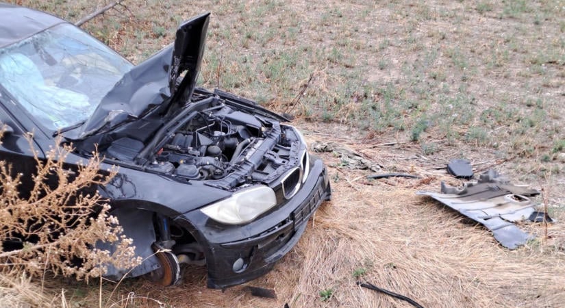 Hónapok óta az árokban rohad egy autóroncs a 62-es út mellett – ki fogja elszállítani?