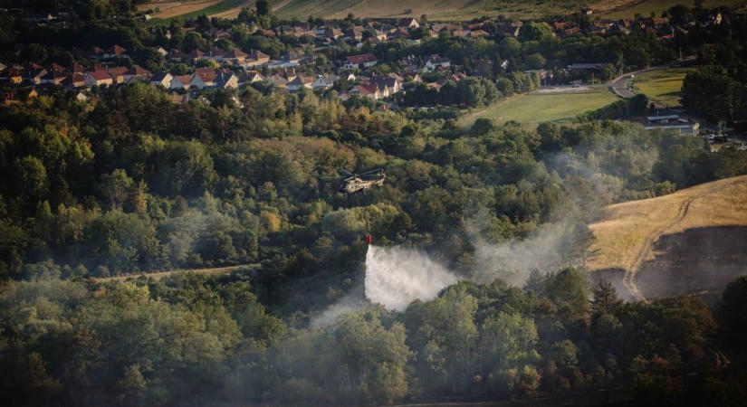 Levegőből segítették a pusztító erdőtűz megfékezését a szolnokiak –fFotókkal