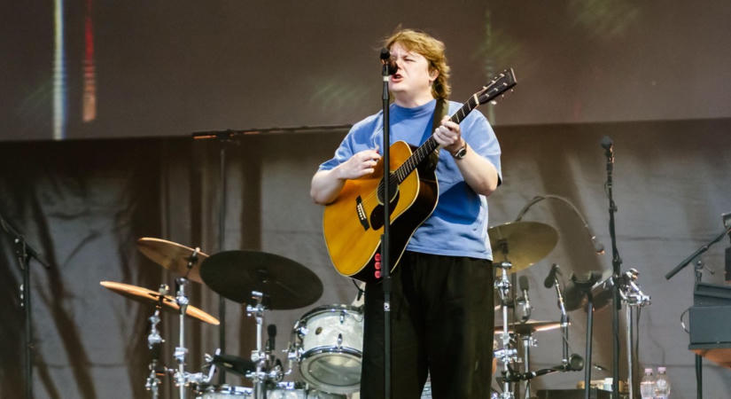 „Most már jól vagyok, de itt egy dal arról, hogy meghalok” – Két év mentális pokol után így tért vissza a Szigetre Lewis Capaldi